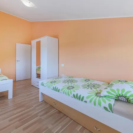 3 Bedroom Gorgeous In Appartement *