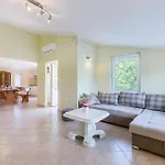 3 Bedroom Gorgeous In Apartamento