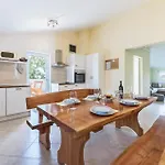 3 Bedroom Gorgeous In Apartamento