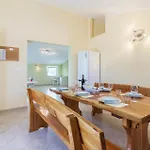 Apartamento 3 Bedroom Gorgeous In *