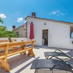 3 Bedroom Gorgeous In Muntić